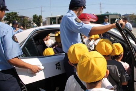 パトカーに乗るこどもたち