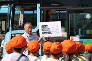 運転手からバスの種類の説明を受けるこどもたち