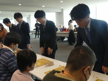一昨年の将棋の日（渋谷区）のぐるぐる将棋の様子の写真
