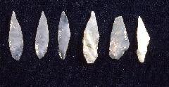 出土品のナイフ形石器の写真