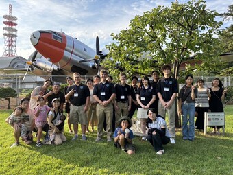 姉妹都市締結50周年記念樹の前で記念撮影をしました