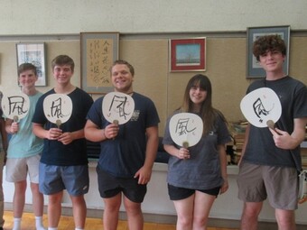 書道でうちわ作りをしました