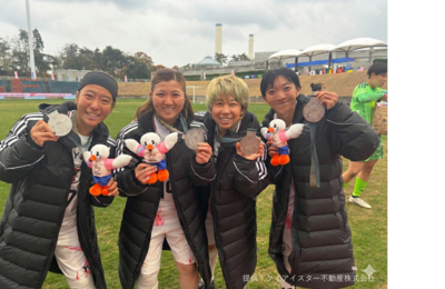 銀メダルをもつ川畑選手