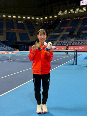 金メダルを持つ鈴木選手