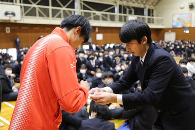 サインをする佐藤選手