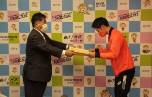 表彰をうける小須田選手