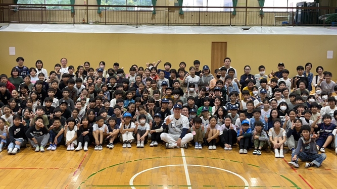 武内選手と児童Lマークでの写真