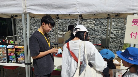 子ども写生大会受付の様子２