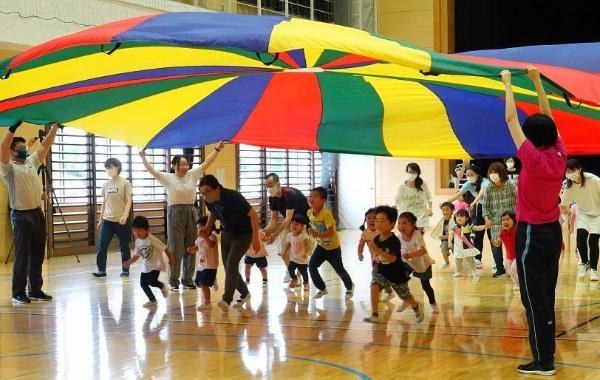 子供たちがバルーンで遊んでいる写真