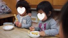 1歳児が団子を食べている写真です。