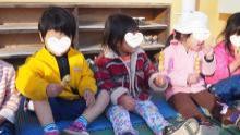 2歳児が団子を食べている写真です。