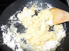 小麦粉をいっきに入れている写真