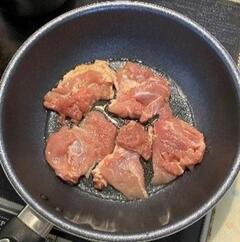 フライパンで鶏肉を焼いている様子