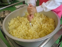 じゃがいもを潰す