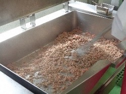 ひき肉を炒める