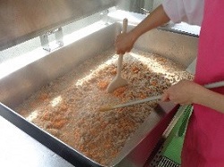 玉ねぎ、レインズ豆を入れて炒める