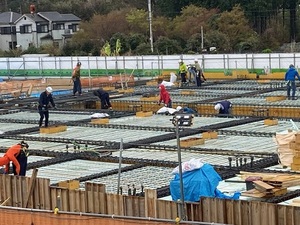 雨の日でも工事を進める様子