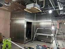 9月29日1階の冷凍庫、冷蔵庫の設置の様子