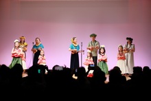 フラダンス楽器を演奏している写真