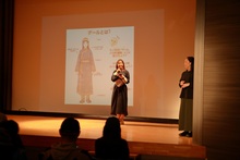 モンゴル文化の紹介をしている写真