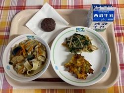 小手指小学校での給食写真1枚目