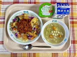 小手指小学校での給食写真3枚目