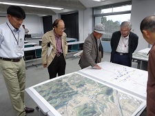 掛川市役所で防災マップを見る画像