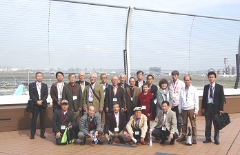 羽田空港での研修参加者の画像