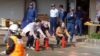 消防隊員の方々と消火訓練を行っています。