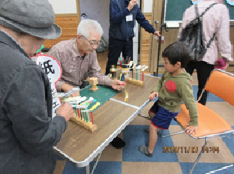 紙トンボをつくる子供