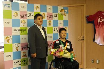 花束をもつ島川選手と市長の写真