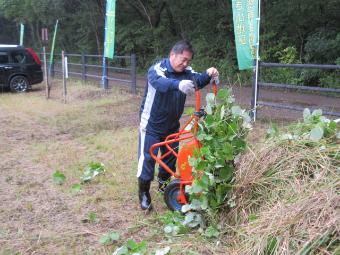 作業する市長の写真