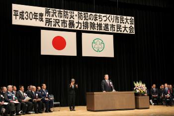 壇上であいさつする市長の写真