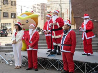 サンタに扮した市長の写真