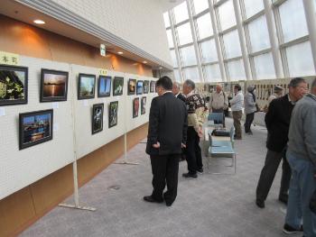 見学している市長の写真