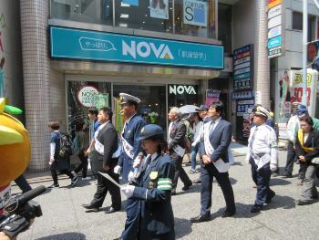 プロぺ通りをパレードする市長らの写真
