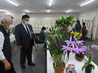洋蘭展を見学する市長の写真