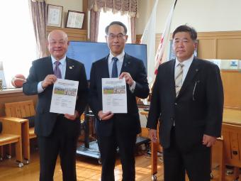 埼玉県知事に報告する市長の写真