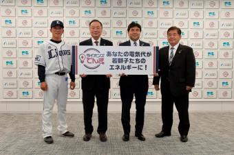代表者による記念撮影の写真
