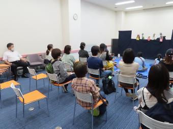 人形劇を鑑賞する市長の写真