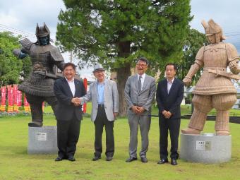 大魔神像の横での写真