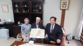 北田さんをお祝いする市長の写真
