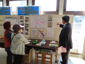 小手指地区文化祭展示を見る市長