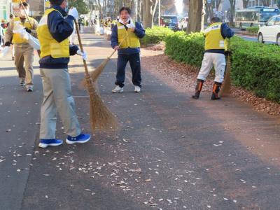職員と一緒に落ち葉掃きをする市長の写真