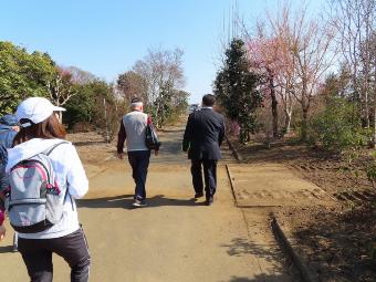 地域の方と一緒に歩く市長の様子