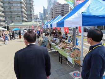 市を見学する市長の様子