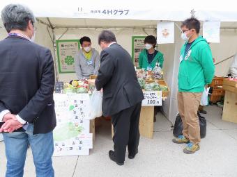 マルシェを見学する市長