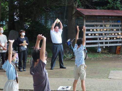 子どもたちと一緒にラジオ体操をする市長の様子
