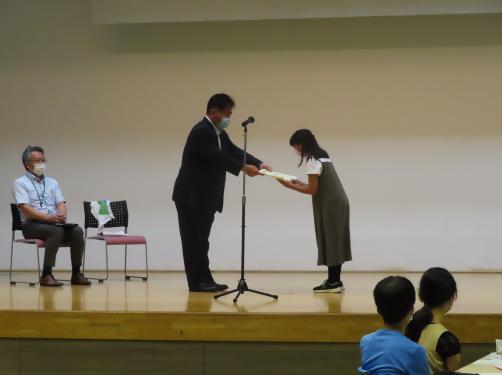 「地球にやさしい学校大賞」表彰式で賞状を渡す市長の様子