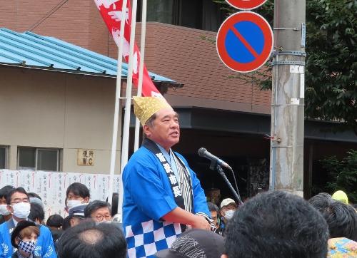 本部（寿町駐車場）前であいさつをする市長の様子